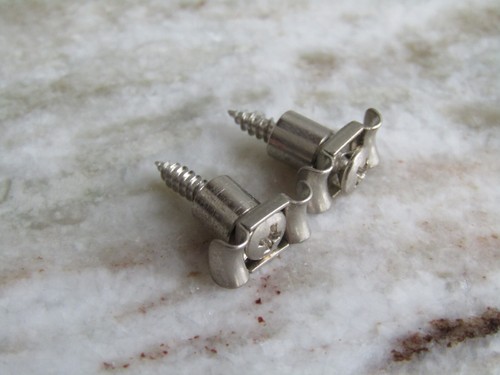 FENDER AFFINITY STRATOCASTER STRING TREES / RETAINER in SILVER