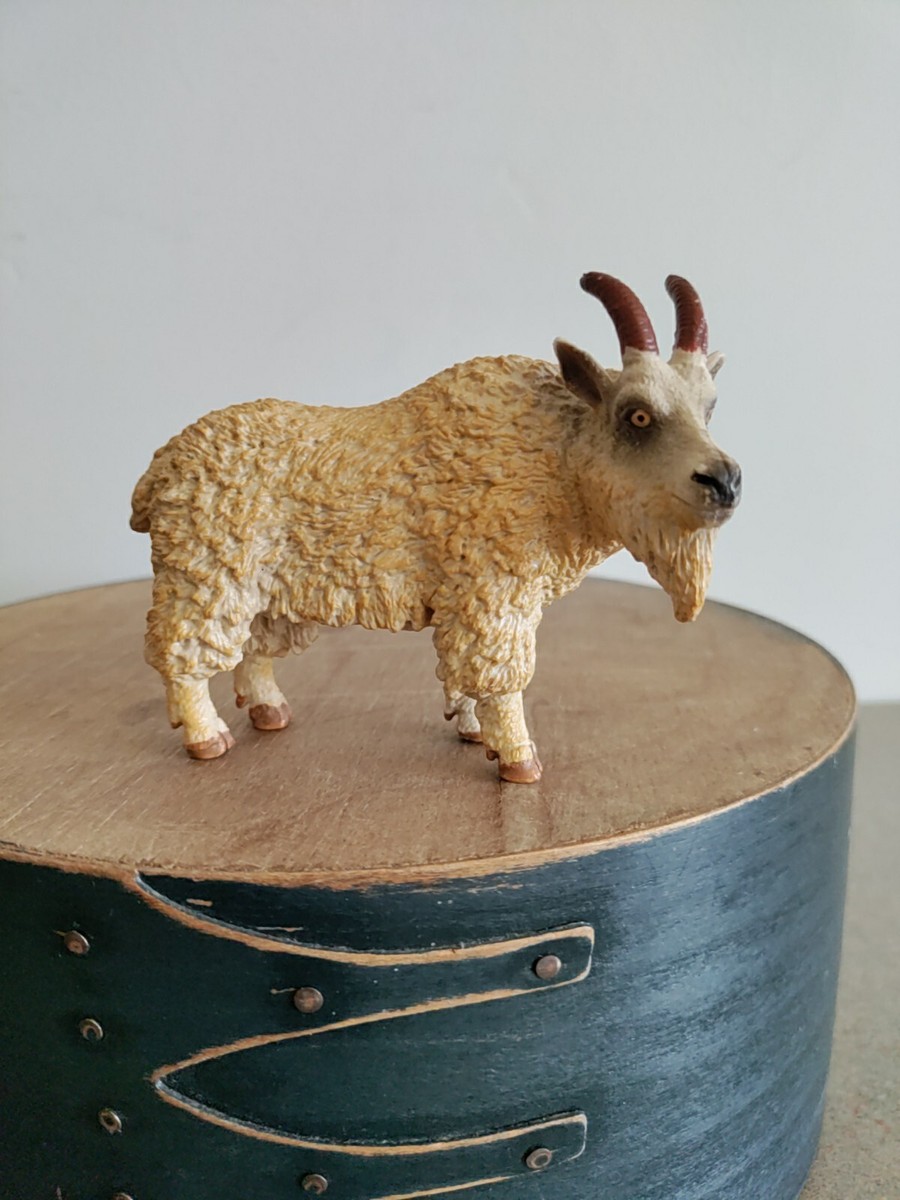 Animal Model Realistic Form Multi-use Mountain Goat Action Figures