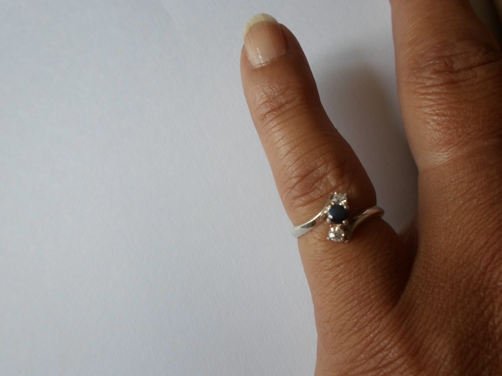 solid silver ring, 1 dark blue stone, 2 zirconium… - image 4