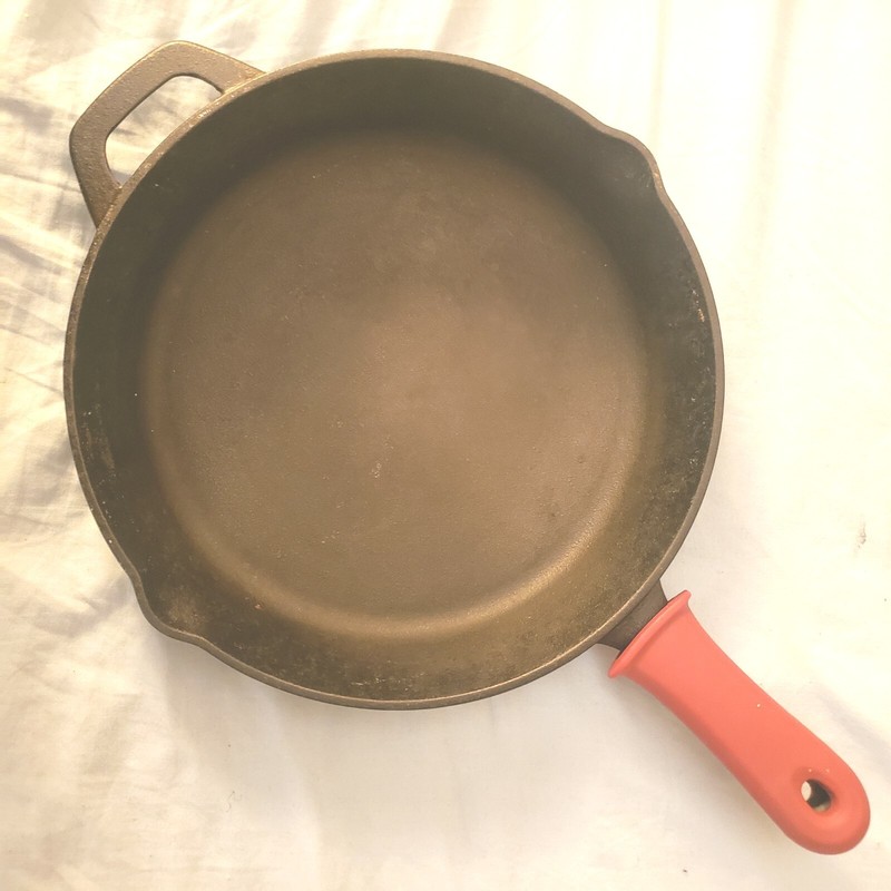 Cast Iron Skillet with Silicone grips & handles 10"