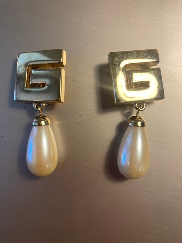GIVENCHY VINTAGE PARIS NEW YORK LOGO PEARL DROP EARRINGS - SALE - Picture 2 of 4