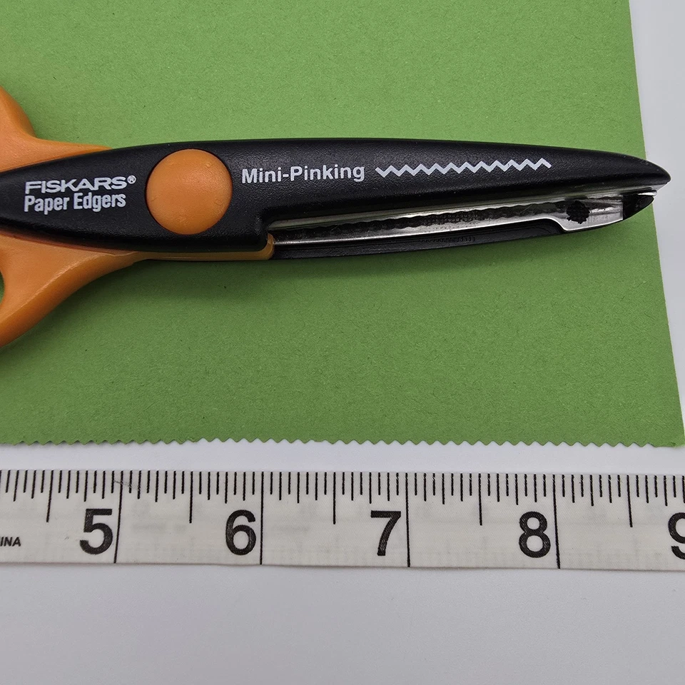 Fiskars Paper Edgers Crafting Scissors MINI-PINKING Pattern Left/Right Handed - Image 3 of 4