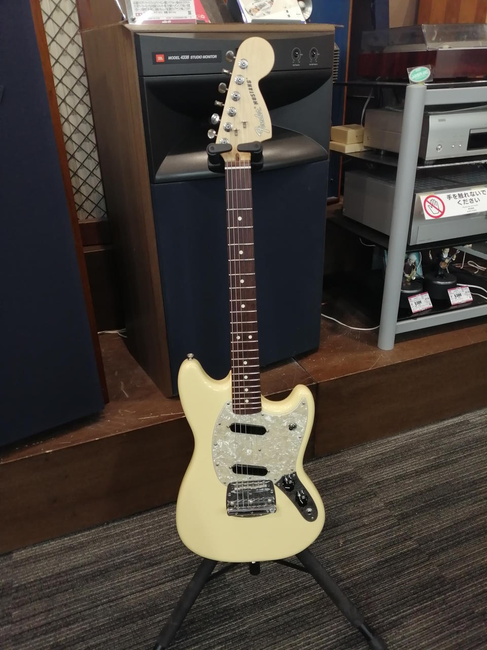 FENDER USA AMERICAN PERFORMER MUSTANG Electric Guitar-01