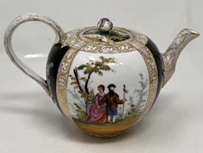 Meissen Porcelain Teapot Hand Painted Courting Scene Rosebud Finial Gold Trim 