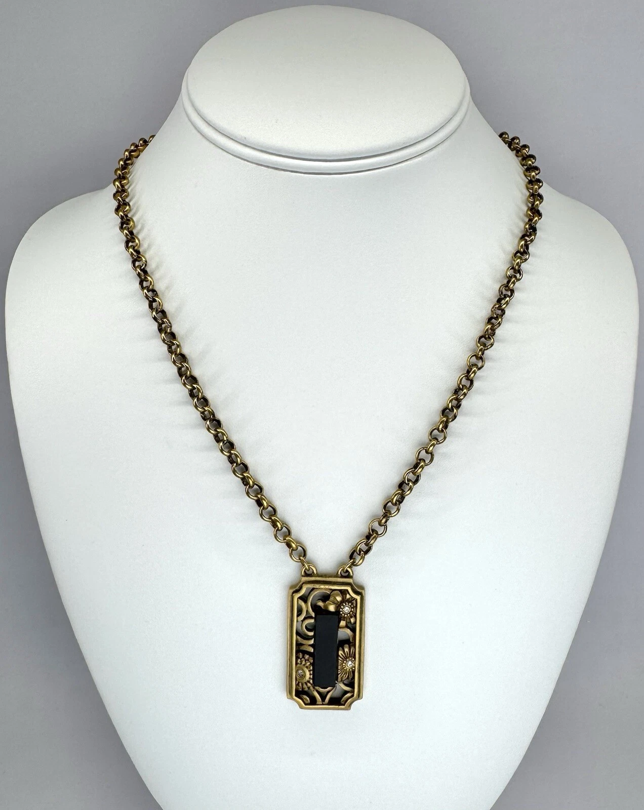T TAHARI Floral Pendant Gold Tone Vintage Necklace Jewelry N24
