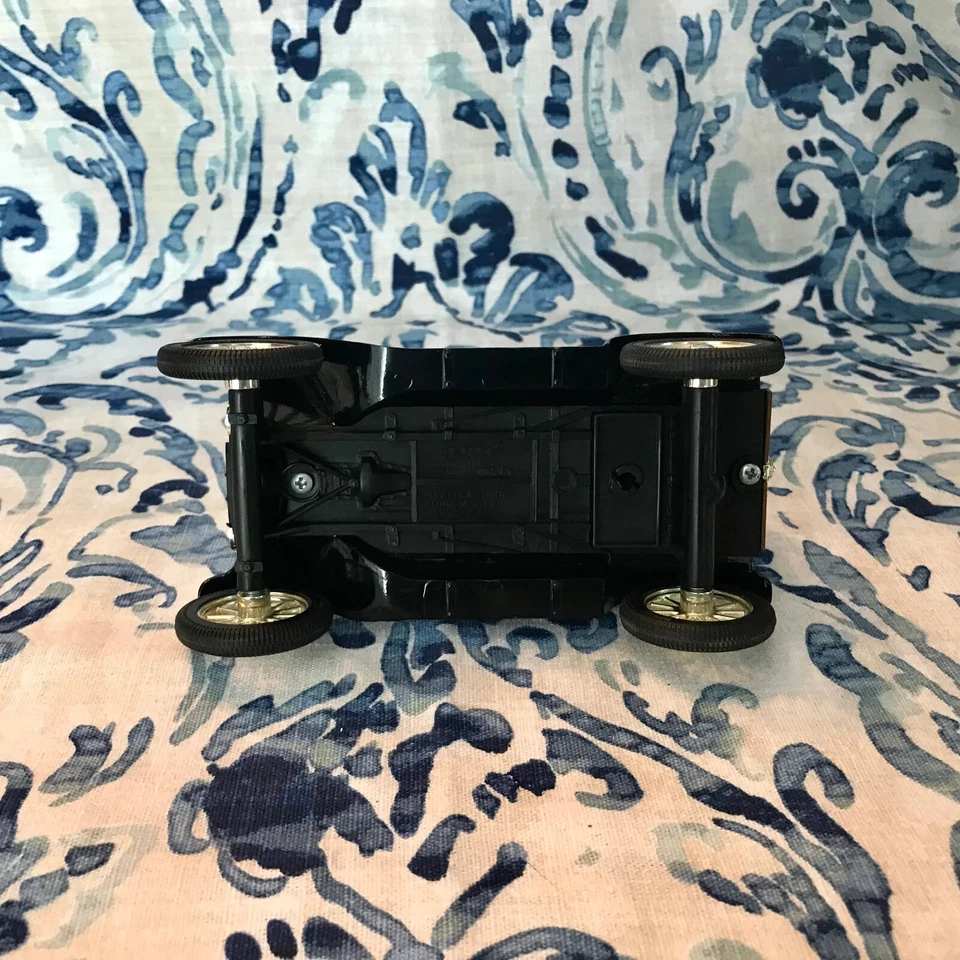 True Value 1918 Ford Model T Runabout Barrel 1/25 Scale Replica Coin Bank ERTL - Image 3 of 4