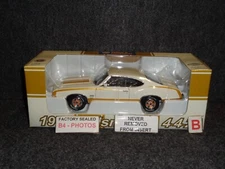 Crown Premiums 1/24 Scale Diecast 1971 Oldsmobile 442 Hardtop Napa