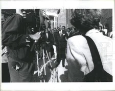 1995 Press Photo Detroit Mayor Dennis Archer button - dfpb41411