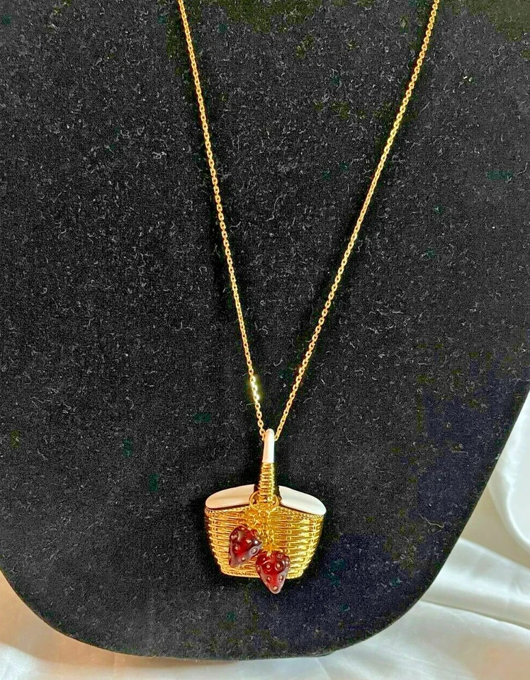 Collar colgante cesta picnic fresa Kate Spade precio de venta sugerido por el fabricante 149,99 USD Foto 3 de 4