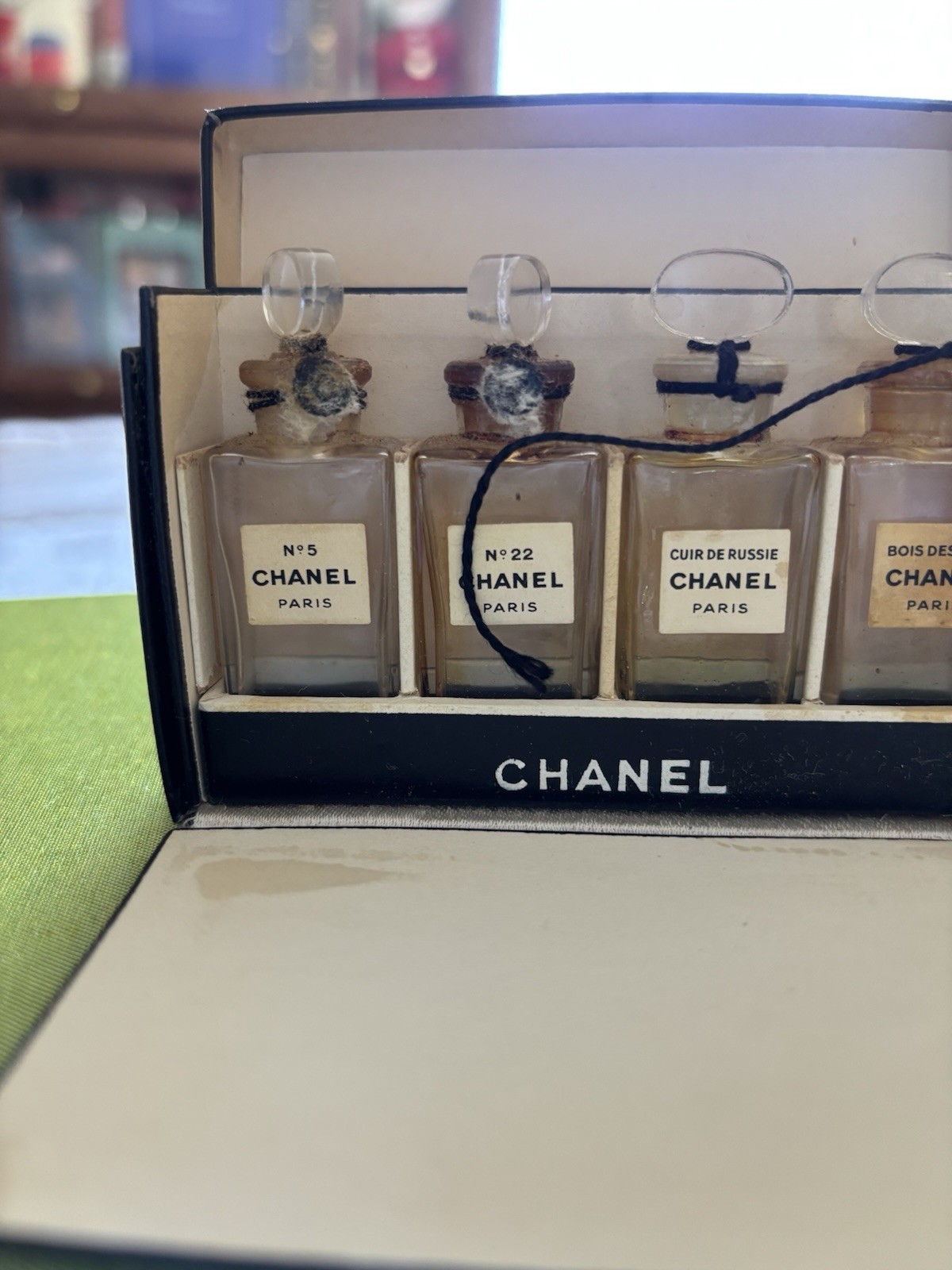 Vintage Set of 4 CHANEL Mini Perfume Bottles Coffret No 5 No 22 + thumbnail 9