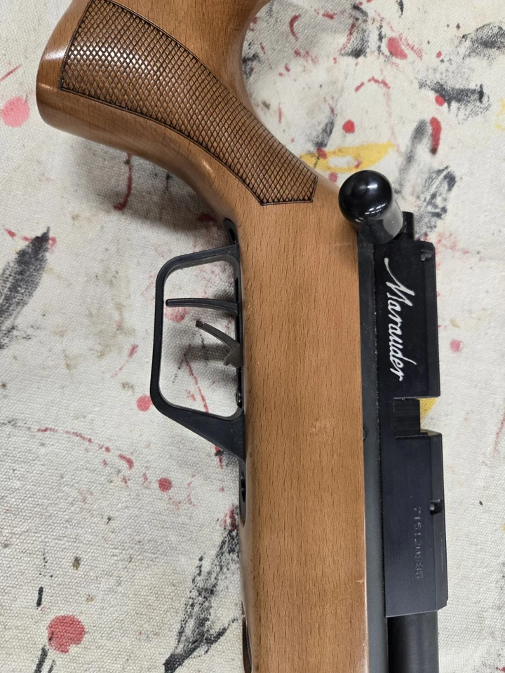 Culata de madera Benjamin Marauder .177 sostiene y dispara Foto 3 de 4