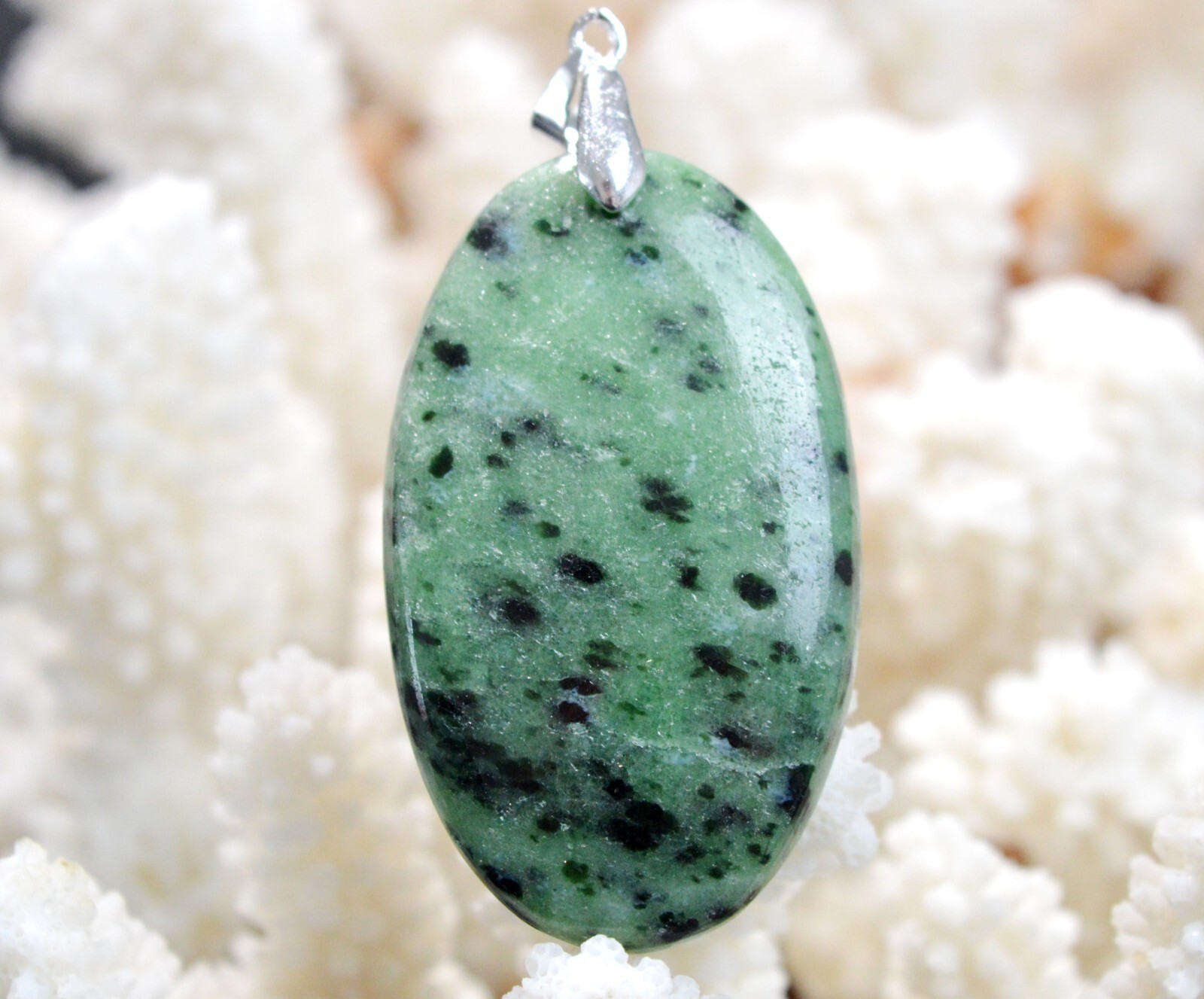 Pendentif en zoisite verte de Tanzanie pour sublimer vos tenues bohèmes