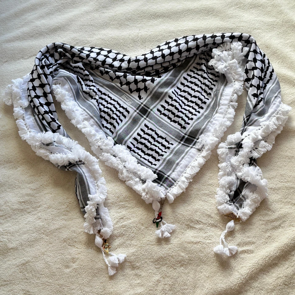 Bufanda/keffiyeh palestina con flecos hechos a mano y medalla intercambiable Foto 3 de 4