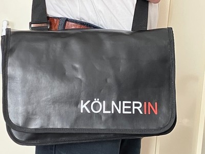 Tasche Kölnerin schwarz, Innen leuchtend rot ca. 38 x 25 x10 cm Klettverschlüsse