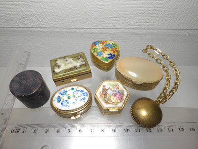 60 - 80er J. Konvolut Pillendosen Metall vergoldet Emaille Onyx + ''Bisamapfel''