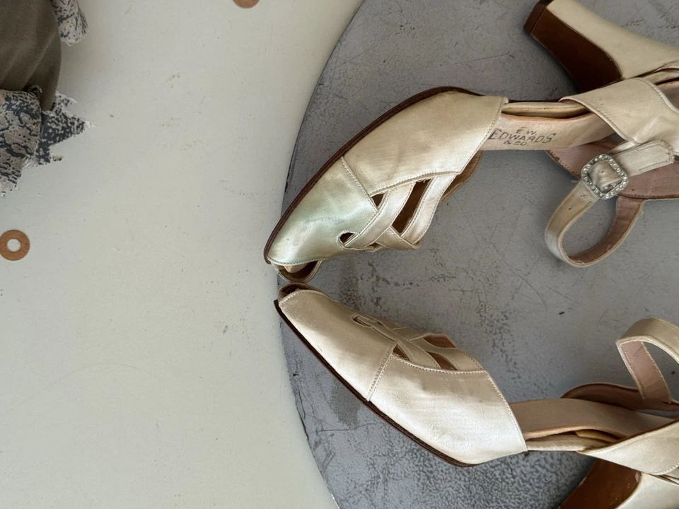 Bombas de boda antiguas de seda de los años 30-tacones-flapper-estrería-marfil-puntera abierta-1933 Foto 4 de 4