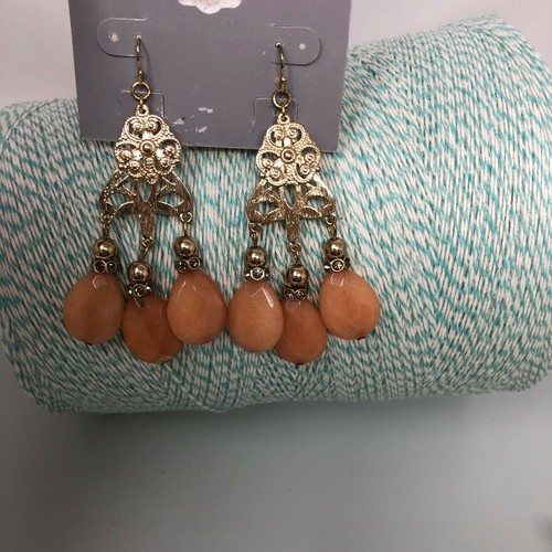 Pendientes tipo argolla colgantes Lydell NYC tono dorado marrón imitación piedras - Imagen 4 de 6