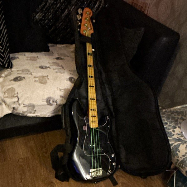 Fender Precision Bass 4-String Black Solid Body Maple Fretboard Gig Bag