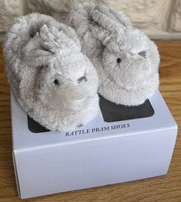 BNIB, MARKS & SPENCER CREAM MIX BUNNY RATTLE PRAM SHOES - SIZE 12-18 MONTHS