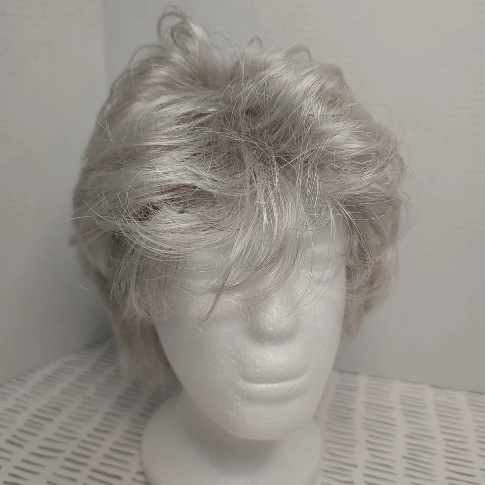 Peluca corta gris Henry Margu tapa abierta monofilamento sintético corto  Foto 2 de 4