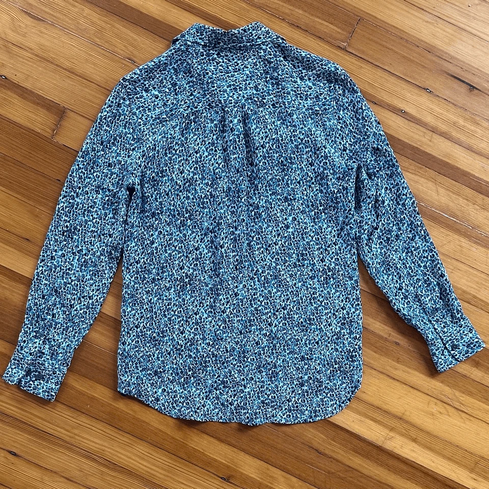 Blusa Equipment 100 % seda con botones en estampado de leopardo azul talla S nueva sin etiquetas Foto 3 de 4