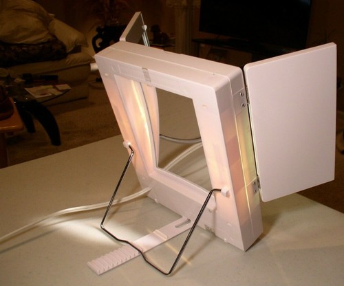 Jerdon JGL9W Tri Fold Two Sided Lighted Makeup Mirror - White - Picture 5 of 8