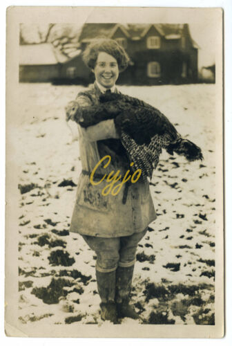 RP.  Farming Girl with live turkey in snow, poss Norfolk,  Daily Press photo - Afbeelding 1 van 1