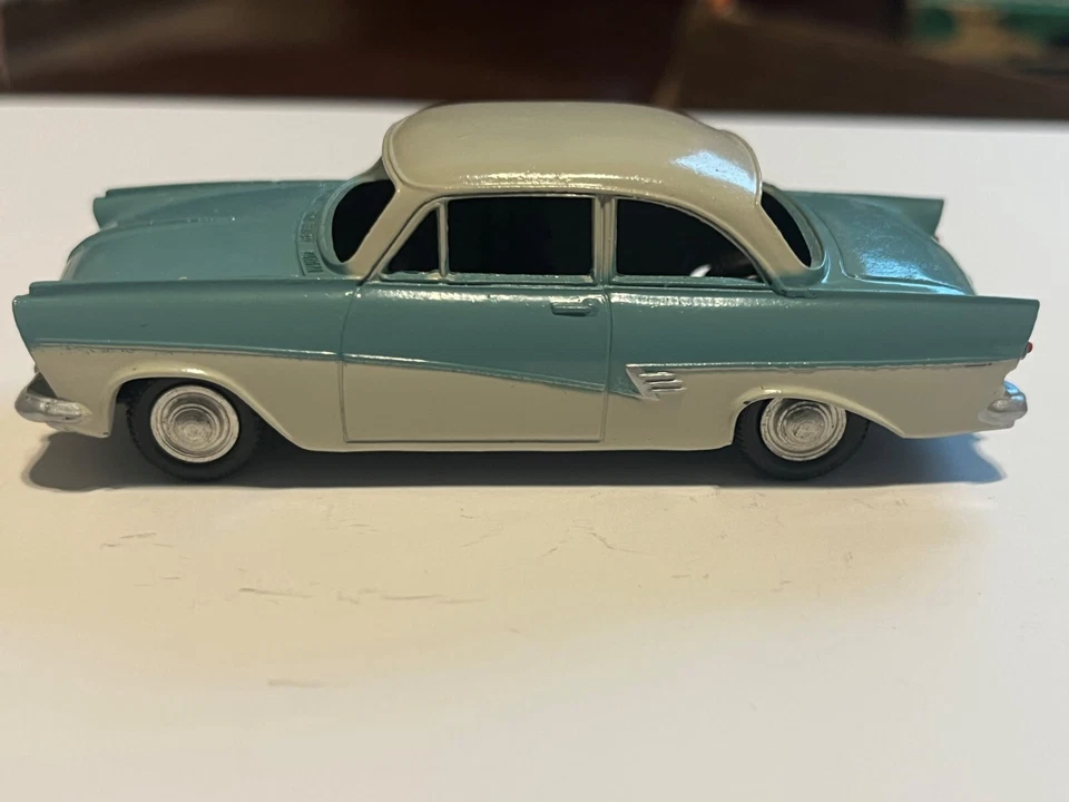 Ford Taunus original Marklin 17M, #8027, casi nuevo en azul/blanco con caja original Foto 2 de 4