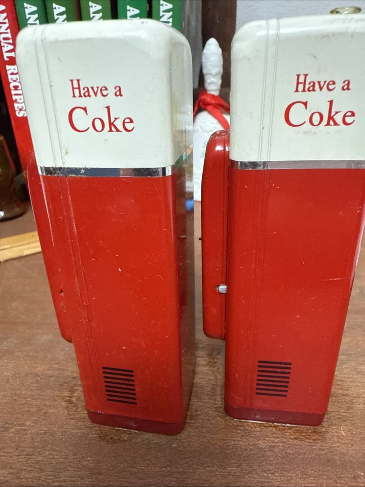 Coctelera de sal y pimienta con bomba de gas roja y blanca Coca Cola - Coleccionable de colección Foto 4 de 4