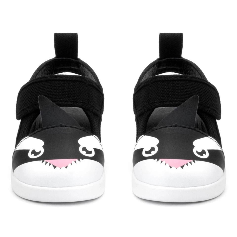 Sandalias chirriantes ikiki Killer Whale para niños pequeños | Negras Foto 2 de 4