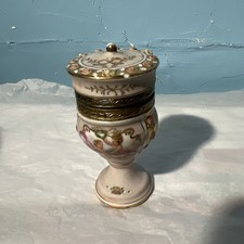 Antico vaso in porcellana con piedini incernierati e cherubini, accendino da tavolo dorato