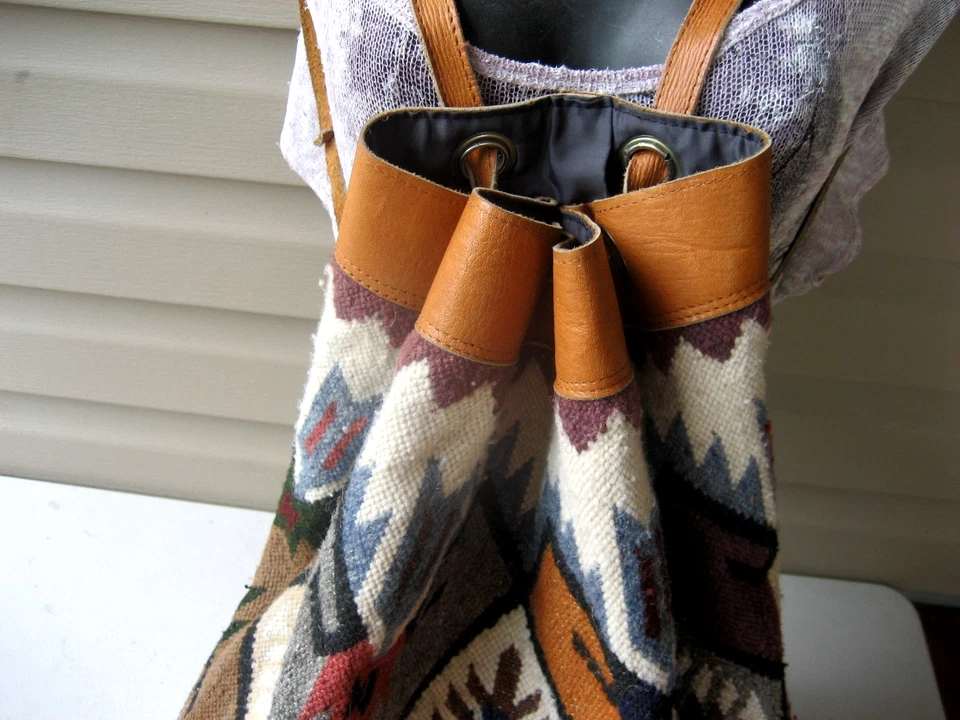 BOLSO ALFOMBRA LANA HECHO A MANO ECUADOR CUERO ARTE NATIVO MOCHILA VINTAGE Foto 2 de 4