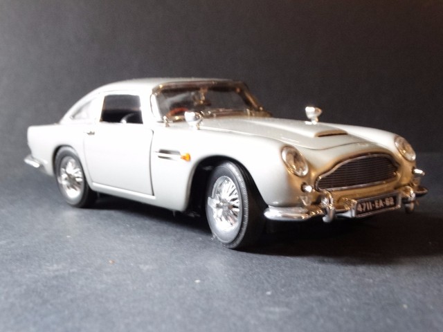Danbury Mint 1 24 Die Cast Car 1964 Aston Martin Db5 James