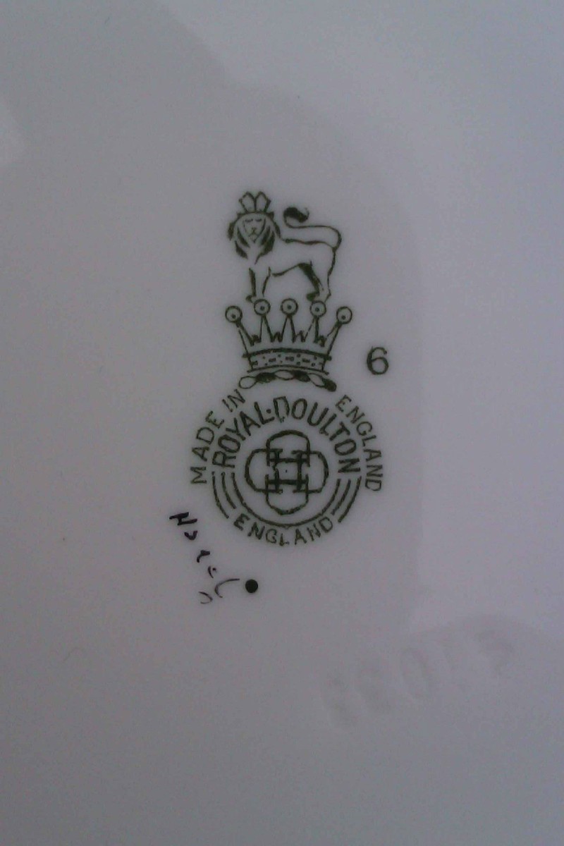 ROYAL DOULTON ORCHIDS - RARE VARIANT - H3906 - SELECTION OF PLATES 