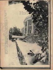 1973 Press Photo Snow covers White House grounds in Washington - hpw03878