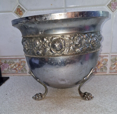 VINTAGE LARGE GALVANISED PLANTER ON 3 LIONS FEET 12" DIAMETER - 第 1/8 張圖片