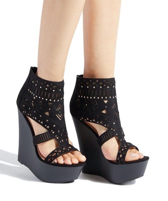 Nellie by SHOEDAZZLE Black faux suede studded lasercut 6'' platform wedges SZ 8
