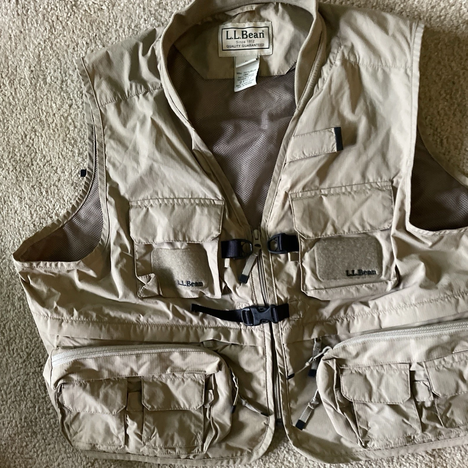 L.L. Bean Fisherman Fly Fishing Utility Multi Pocket Beige Zip Up Vest Men’s L
Opens in a new window