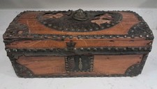 Antico baule baule bauletto ottone rivetti ottone XVIII secolo in legno con cupola in cuoio