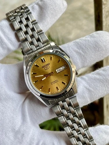 VINTAGE SEIKO 5 AUTOMATIC REF 7S26 -01VO DAY AND DATE MENS WATCH