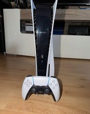 PlayStation 5 mit Laufwerk und Controller