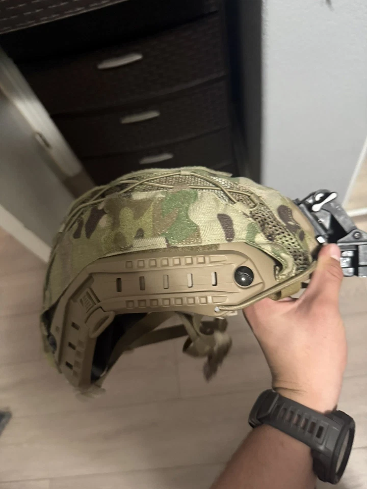 Casco Bump Corte Bajo Con Cubierta Y Montaje Visón Nocturno Incluido Foto 2 de 4