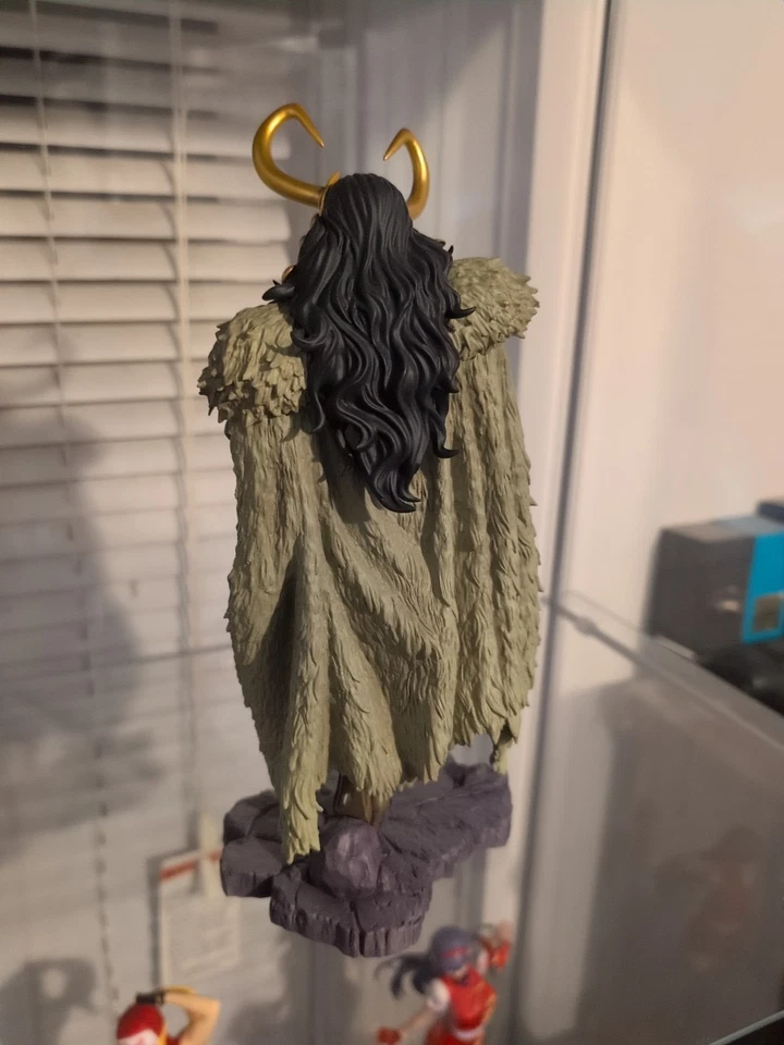 Estatueta Kotobukiya Universo Marvel Lady Loki Bishoujo escala 1/7 - Imagem 3 de 4