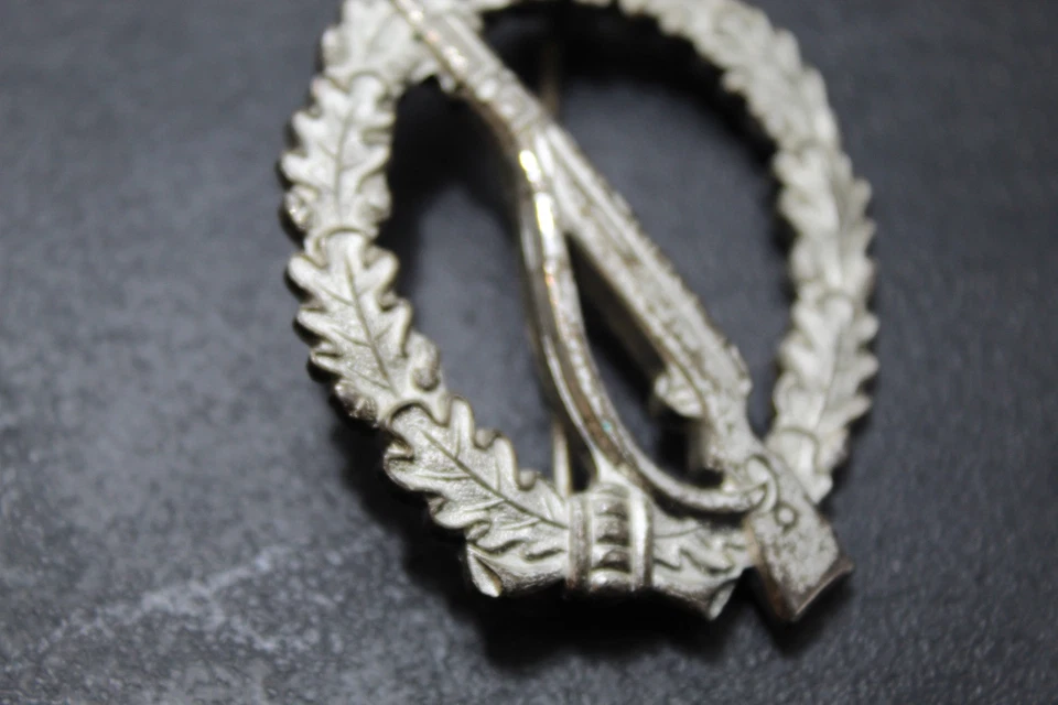 Infanterie Sturmabzeichen Silber in der 1957iger Form, S&Lück ganz früh!! (333.) - Bild 4 von 4