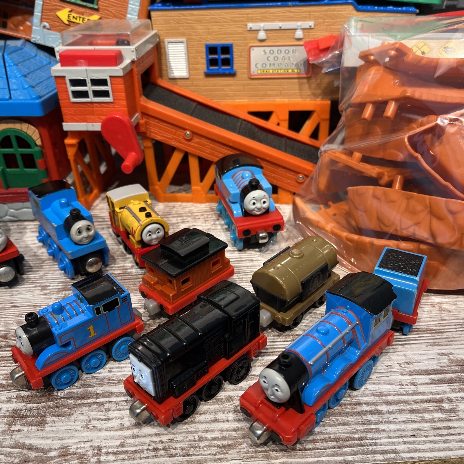 HUGE LOT of Thomas the Train Take Along n Play sets plus track Engines