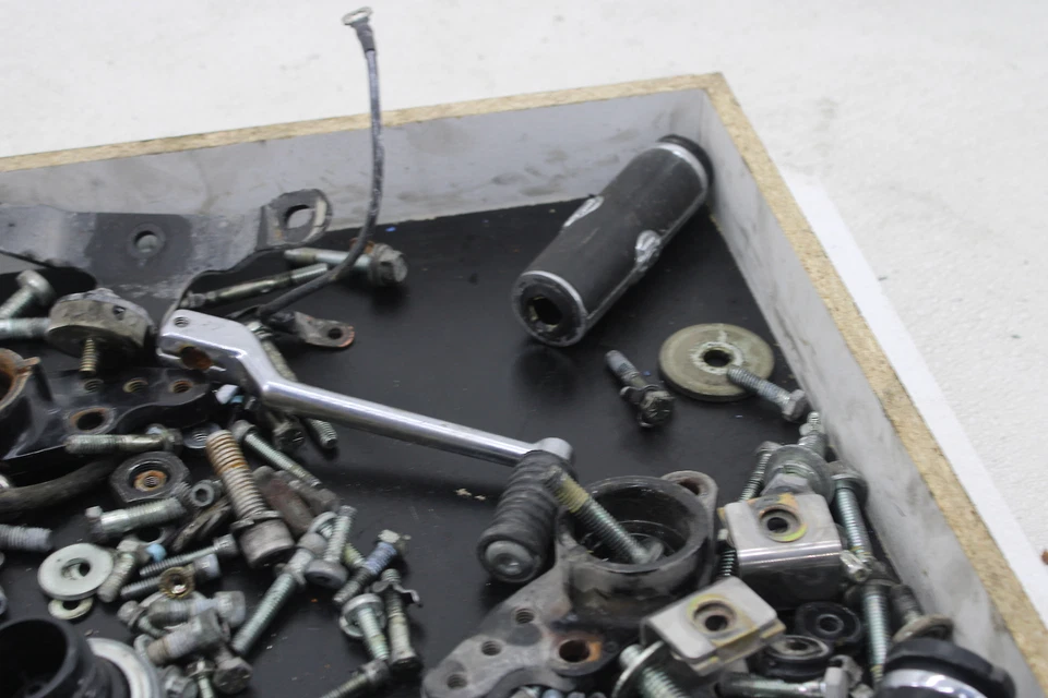 02-06 Harley-Davidson Road King Flhrci Misceláneos Tornillos Soportes Foto 4 de 4