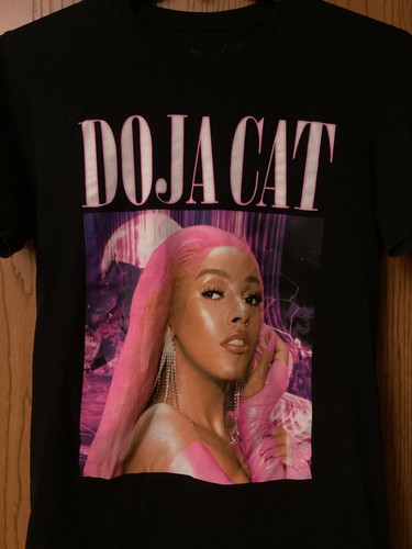 Doja Cat - Black Shirt Featuring Image Of Doja Cat With Pink Hair - L