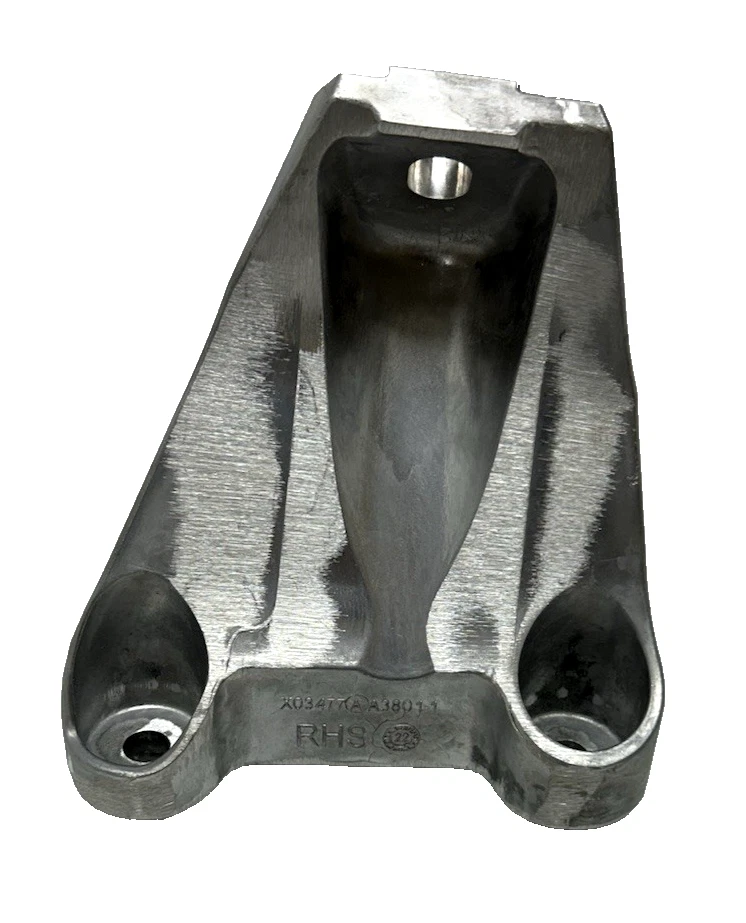 22843611 New OEM GM Right Side Engine Mount Bracket 2010-2015 Chevrolet Camaro - Image 2 of 4