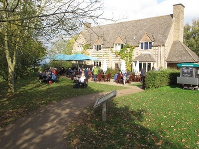 Foto A3 Sitzgelegenheiten im Snowshill Manor Cafe c2017