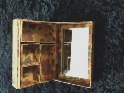 Andenkenbox mit innenliegenden, herausnehmbaren Fächern mit Deckel Neu eine schöne Sache.